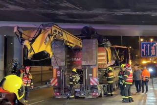 Škoda až v desítkách milionů. Kamion s nákladem se zasekl v Praze pod mostem - Novinky
